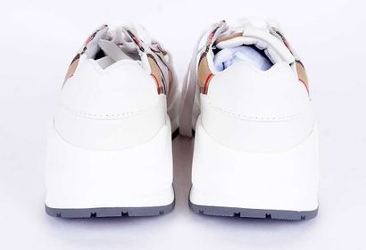 BURBERRY
Baskets en toile beige et cuir blanc...