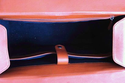 FERRARI
Attaché-case en cuir marron-orangé...