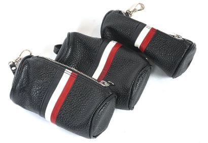 THOM BROWNE
Trois trousses en cuir noir Thom...