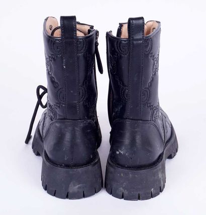 GUCCI
Bottines matelassées à lacets en cuir...