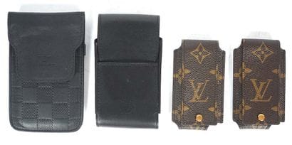 LOUIS VUITTON 
Ensemble de 2 étuis à portable...