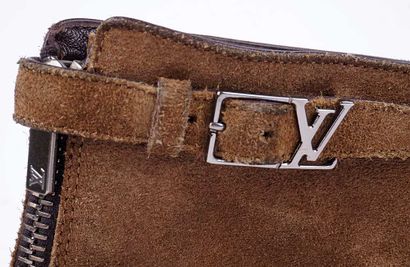 LOUIS VUITTON
Paire de bottines en suède...