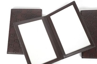 GUCCI 
3 portefeuilles Gucci en cuir marron...