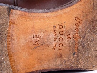 GUCCI
Paire de mocassins en cuir lisse marron.
Lanière...