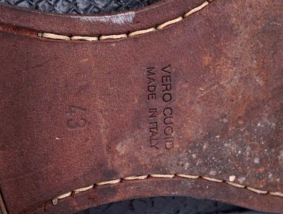 BACCAGLINI 
Paire de mocassins en cuir texturé...