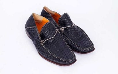 BACCAGLINI 
Paire de mocassins en cuir texturé...