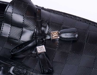 LOUIS VUITTON
Paire de mocassins en cuir...
