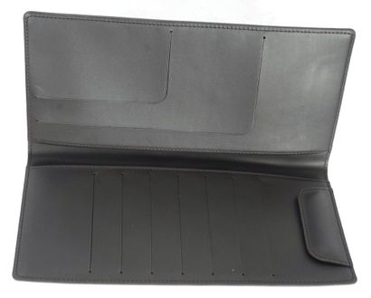 LOUIS VUITTON 
Porte-feuille en cuir noir...