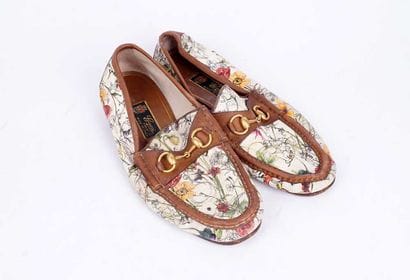 GUCCI
Paire de mocassins en cuir et tissu...