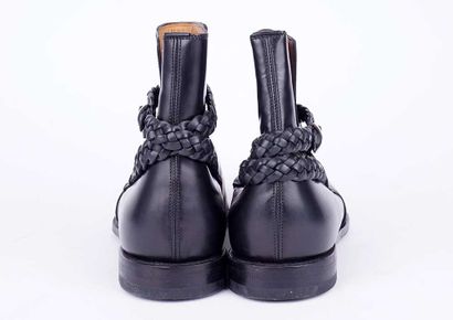 GUCCI
Paire de bottines en cuir noir.
Bride...