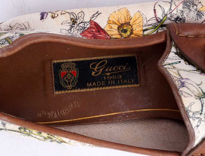 GUCCI
Paire de mocassins en cuir et tissu...