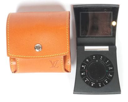 BANG OLUFSEN - LOUIS VUITTON
Téléphone portable...