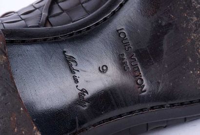 LOUIS VUITTON
Paire de derby en cuir noir...