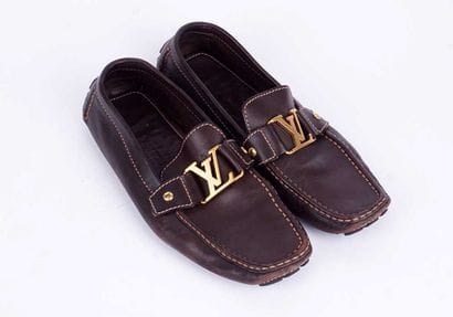 LOUIS VUITTON
Paire de mocassins marron en...