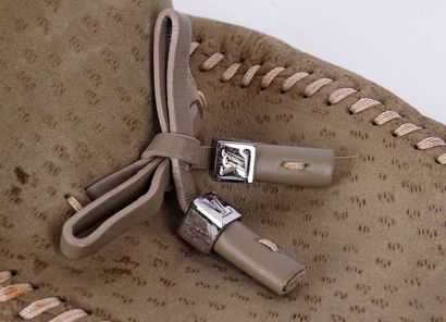 LOUIS VUITTON
Paire de mocassins de couleur...