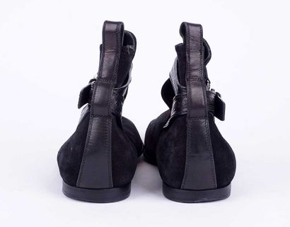 LOUIS VUITTON
Paire de bottines en suède...