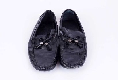 LOUIS VUITTON
Paire de mocassins en cuir...