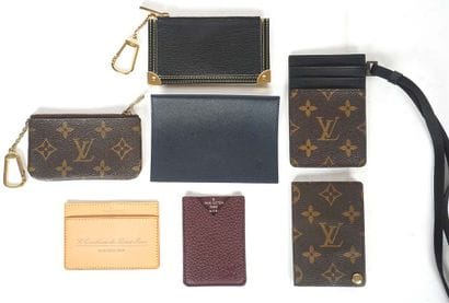 LOUIS VUITTON 
Ensemble de 4 porte-cartes...