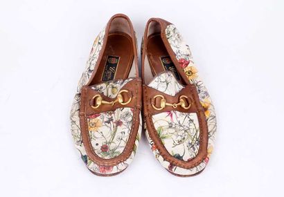 GUCCI
Paire de mocassins en cuir et tissu...