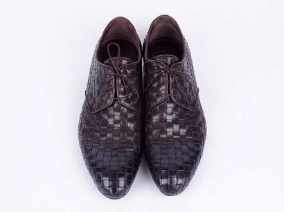 LOUIS VUITTON
Paire de derby en cuir noir...