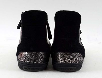 LOUIS VUITTON
Baskets montantes à lacets...