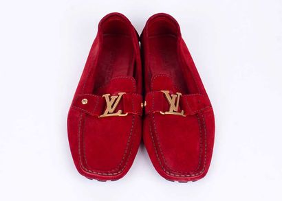 LOUIS VUITTON
Paire de mocassins de couleur...