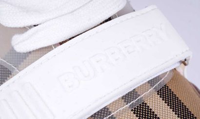 BURBERRY
Baskets en toile beige et cuir blanc...