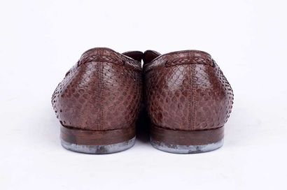GUCCI 
Paire de mocassins en cuir marron...