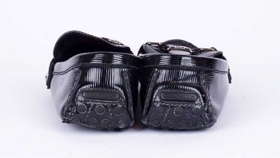 LOUIS VUITTON 
Paire de mocassins en cuir...