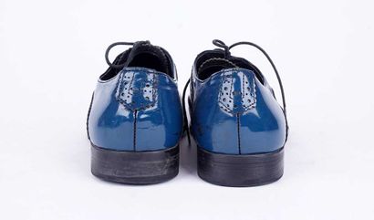 EVOLUTION 
Paire de derby bleu en cuir lisse.
Pointure...