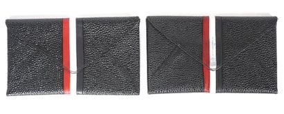 THOM BROWNE
Deux porte-monnaie en cuir noir...