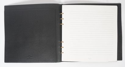 LOUIS VUITTON 
Bloc-note en cuir noir Louis...