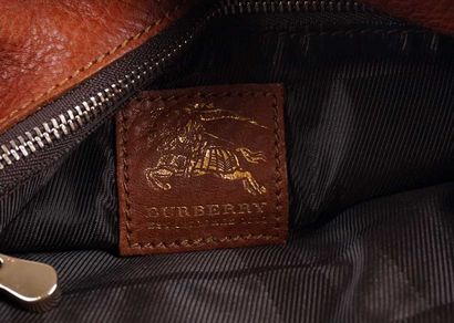 BURBERRY
Sac Burberry en cuir marron, fermeture...