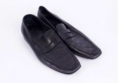 LOUIS VUITTON
Paire de mocassins en cuir...