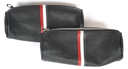 THOM BROWNE
Deux trousses en cuir noir Thom...
