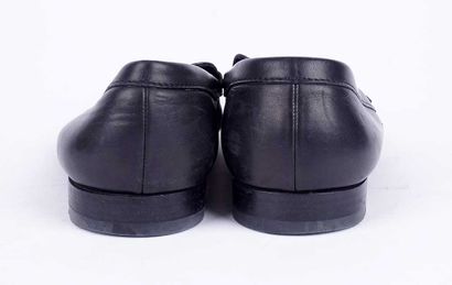LOUIS VUITTON
Paire de mocassins en cuir...