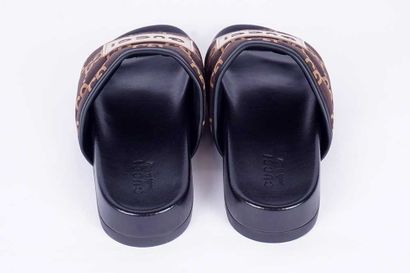 GUCCI
Sandales à enfiler Gucci en cuir noir...