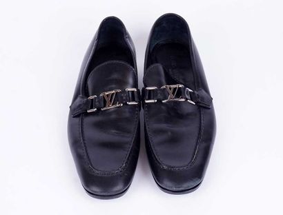 LOUIS VUITTON
Paire de mocassins en cuir...