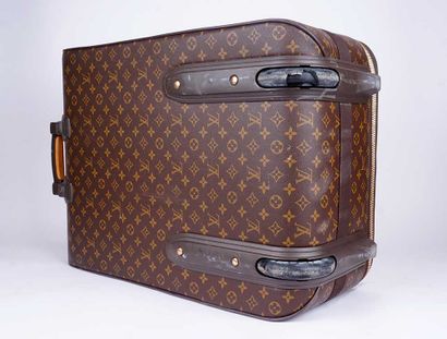 LOUIS VUITTON
Valise à roulettes Louis Vuitton...