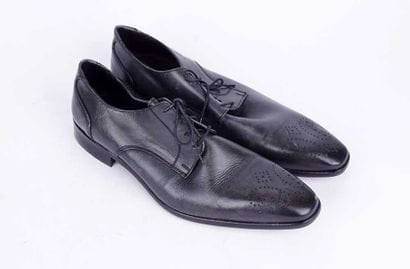 CIRO 
Paire de chaussures en cuir lisse gris...