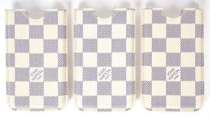 LOUIS VUITTON
Ensemble de 3 étuis à téléphone...