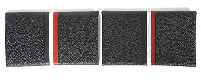 THOM BROWNE
Deux porte-monnaie en cuir noir...