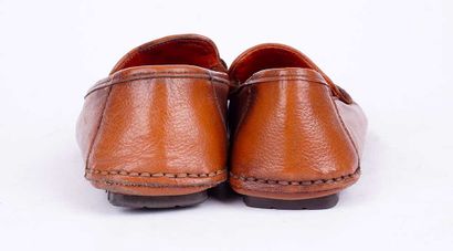 TEN AMPA
Paire de mocassins en cuir camel...