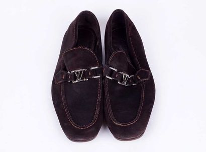 LOUIS VUITTON
Paire de mocassins en suède...