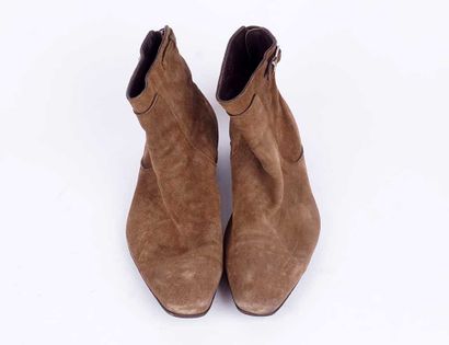 LOUIS VUITTON
Paire de bottines en suède...