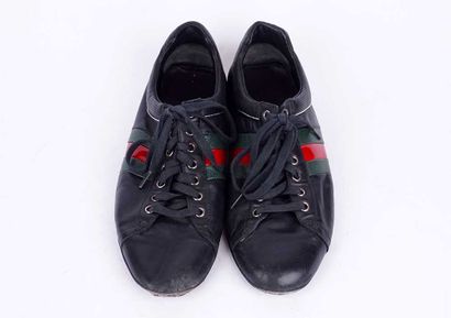 GUCCI
Paire de baskets en cuir noir. 
Bandes...