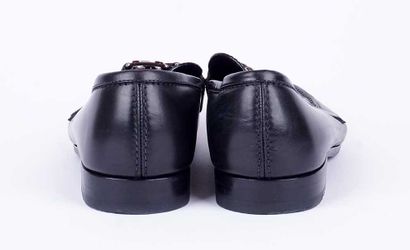 LOUIS VUITTON
Paire de mocassins en cuir...