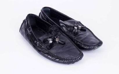 LOUIS VUITTON
Paire de mocassins en cuir...