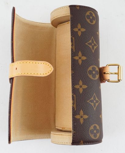 LOUIS VUITTON
Étui à montres Louis Vuitton...