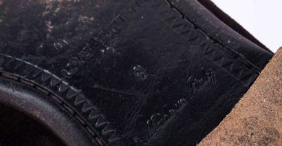 LOUIS VUITTON
Paire de mocassins en suède...